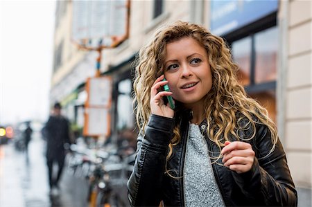 Woman in street making telephone call on mobile phone Foto de stock - Sin royalties Premium, Código: 649-08894017