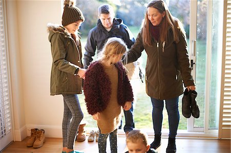 Family arriving at house Stock Photo - Premium Royalty-Free, Code: 649-08894117