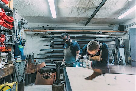 simsearch:649-09246429,k - Metalworker cutting copper with welding torch in forge workshop Foto de stock - Royalty Free Premium, Número: 649-08894144