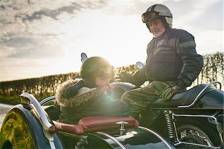 Senior man and grandson looking back from motorcycle and sidecar Photographie de stock - Premium Libres de Droits, Code: 649-08894171