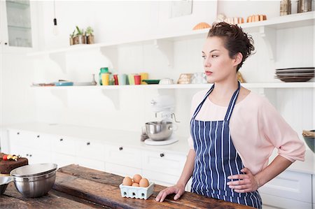 simsearch:649-08840719,k - Young woman standing at kitchen counter with carton of eggs Foto de stock - Royalty Free Premium, Número: 649-08894269