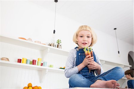 simsearch:649-08060395,k - Portrait of cute girl sitting on kitchen counter holding bunch of colourful carrots Stockbilder - Premium RF Lizenzfrei, Bildnummer: 649-08894292