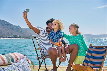 simsearch:649-08894469,k - Family taking selfie on houseboat deck, Kraalbaai, South Africa Fotografie stock - Premium Royalty-Free, Codice: 649-08894442
