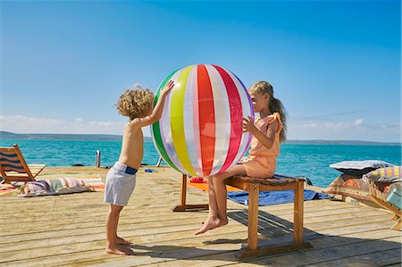 entre 3 y 4 años - Boy and girl playing with beach ball on houseboat sun deck, Kraalbaai, South Africa Foto de stock - Sin royalties Premium, Código: 649-08894481