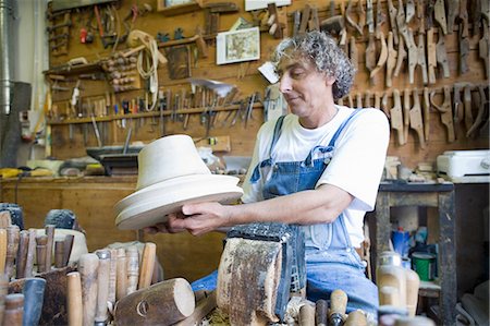 simsearch:649-08329135,k - Carpenter admiring wooden mould for headwear in workshop Foto de stock - Royalty Free Premium, Número: 649-08894595