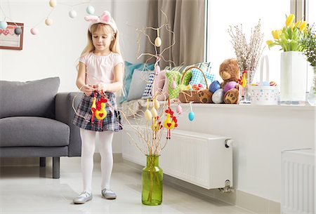 Girl making easter decorations in living room Photographie de stock - Premium Libres de Droits, Code: 649-08894620