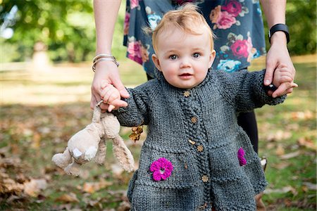 simsearch:649-08381275,k - Portrait of baby girl holding mother's hands and toddling in park Stockbilder - Premium RF Lizenzfrei, Bildnummer: 649-08894687