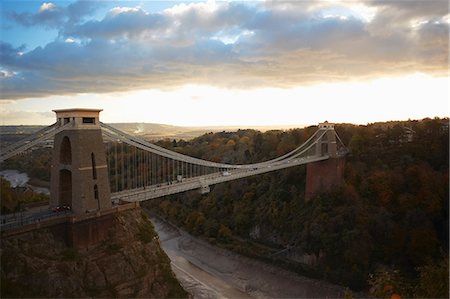 simsearch:614-08119459,k - Elevated landscape of Clifton suspension bridge over Avon Gorge at dusk, Bristol, UK Foto de stock - Royalty Free Premium, Número: 649-08894760