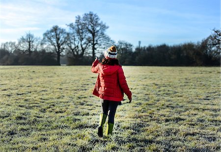simsearch:649-08895049,k - Woman walking across field, in winter, rear view Photographie de stock - Premium Libres de Droits, Code: 649-08894817
