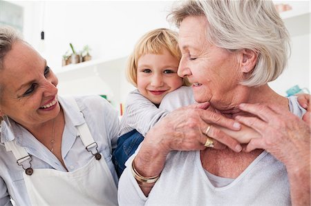 senior with adult child - Portrait of girl, mother and grandmother in kitchen Foto de stock - Sin royalties Premium, Código: 649-08894886