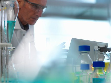 Scientist examining data on a laptop computer from an experiment in the laboratory Stock Photo - Premium Royalty-Free, Code: 649-08894958