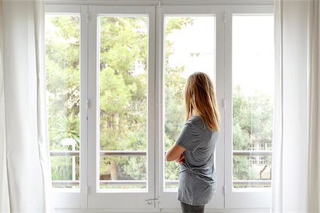 simsearch:649-09123654,k - Woman at home, looking out of window, rear view Photographie de stock - Premium Libres de Droits, Code: 649-08895029