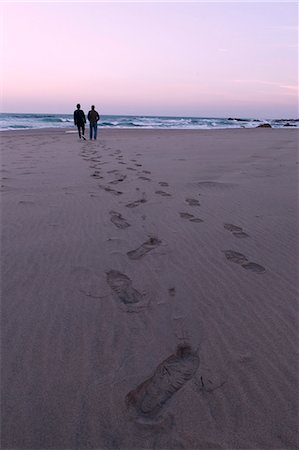 simsearch:841-03870164,k - Father and son walking on beach, rear view, South Africa Foto de stock - Sin royalties Premium, Código: 649-08895021