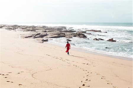 simsearch:614-09017241,k - Woman wearing red dress, walking along beach, South Africa Photographie de stock - Premium Libres de Droits, Code: 649-08895023