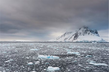 Ocean and grey sky, Lemaire channel, Antarctica Foto de stock - Sin royalties Premium, Código: 649-08895072