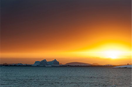 Icebergs at sunset in Lemaire channel, Antarctica Foto de stock - Sin royalties Premium, Código: 649-08895085