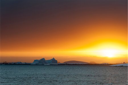 simsearch:649-08895075,k - Icebergs at sunset in Lemaire channel, Antarctica Foto de stock - Sin royalties Premium, Código: 649-08895085