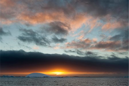 Sunset over icebergs in Lemaire channel, Antarctica Foto de stock - Sin royalties Premium, Código: 649-08895086