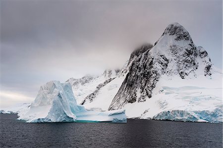 Low clouds over Lemaire channel, Antarctica Foto de stock - Sin royalties Premium, Código: 649-08895081