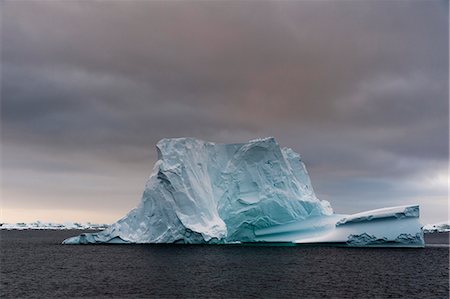 Icebergs in Lemaire channel, Antarctica Photographie de stock - Premium Libres de Droits, Code: 649-08895082