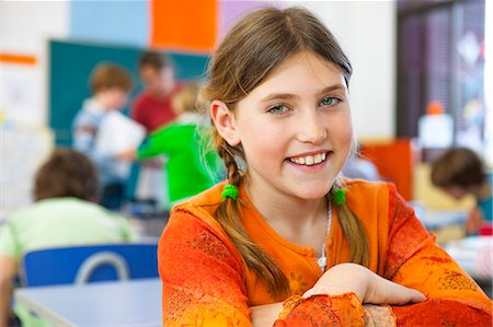 simsearch:614-02242536,k - Portrait of primary schoolgirl with plaited hair in classroom Foto de stock - Sin royalties Premium, Código: 649-08895128