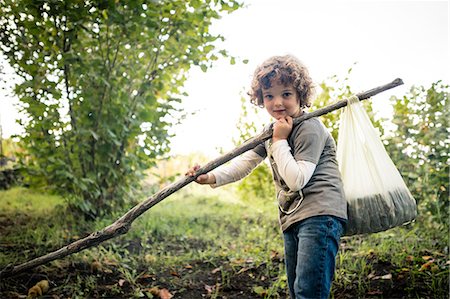 Portrait of boy with pole and chestnuts in vineyard woods Photographie de stock - Premium Libres de Droits, Code: 649-08895214