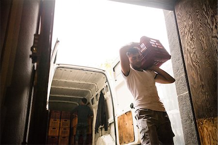 Young man carrying harvested grapes in vineyard crate on shoulder Fotografie stock - Premium Royalty-Free, Codice: 649-08895217