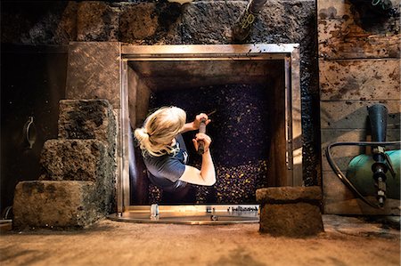 simsearch:695-05779700,k - Overhead view of woman pressing grapes in vineyard vat Fotografie stock - Premium Royalty-Free, Codice: 649-08895220