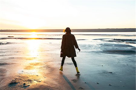 Woman enjoying beach at sunset Stock Photo - Premium Royalty-Free, Code: 649-08893965