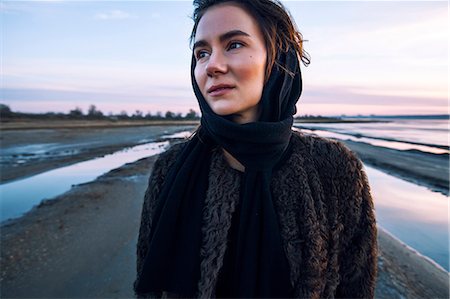 Woman on beach Photographie de stock - Premium Libres de Droits, Code: 649-08893966