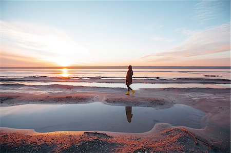 simsearch:649-08893965,k - Woman enjoying beach at sunset Foto de stock - Royalty Free Premium, Número: 649-08893969