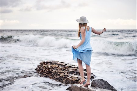 Woman enjoying walk on rocks in sea Foto de stock - Royalty Free Premium, Número: 649-08893978
