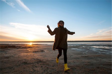 europe woman scarf - Woman enjoying beach at sunset Stock Photo - Premium Royalty-Free, Code: 649-08893972