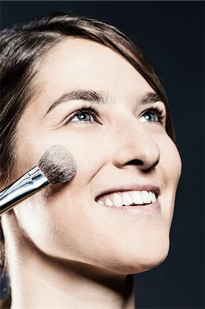 simsearch:614-06974553,k - Face powder being applied to young woman's cheek Photographie de stock - Premium Libres de Droits, Code: 649-08893981