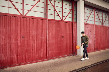 simsearch:6118-09039292,k - Young man in urban area, bouncing basketball, Bristol, UK Foto de stock - Sin royalties Premium, Código: 649-08900484