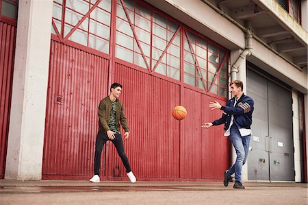 simsearch:649-08824082,k - Two young men playing basketball in urban area, Bristol, UK Photographie de stock - Premium Libres de Droits, Code: 649-08900485