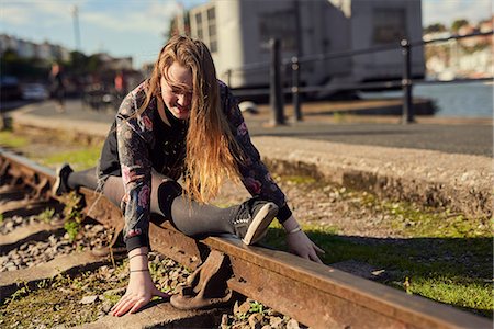 Young woman doing splits, balancing on train track, Bristol, UK Photographie de stock - Premium Libres de Droits, Code: 649-08900502