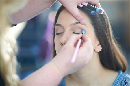 simsearch:649-08902225,k - Woman applying make-up to young woman Foto de stock - Sin royalties Premium, Código: 649-08900628