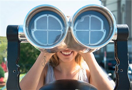 Young woman looking through coin operated binoculars at the Monte dei Cappuccini, Turin, Italy Foto de stock - Sin royalties Premium, Código: 649-08900659