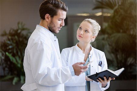 simsearch:649-09257295,k - Two doctors having discussion, holding smartphone and diary Foto de stock - Royalty Free Premium, Número: 649-08900672