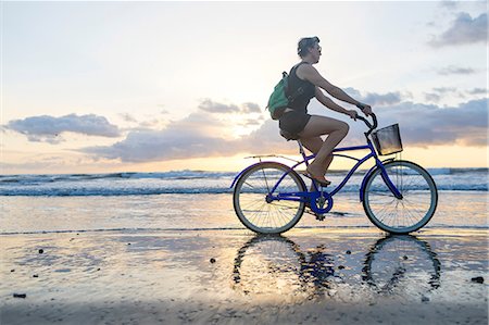 Woman cycling on beach at sunset, Nosara, Guanacaste Province, Costa Rica Photographie de stock - Premium Libres de Droits, Code: 649-08900717