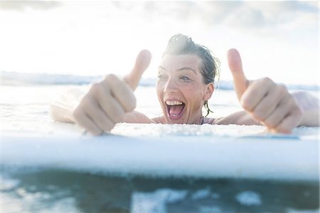 south pacific ocean - Woman with surfboard in sea giving thumbs up, Nosara, Guanacaste Province, Costa Rica Foto de stock - Sin royalties Premium, Código: 649-08900724