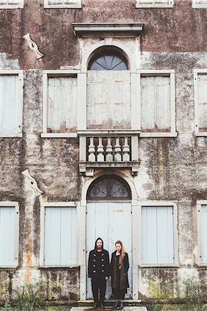 simsearch:649-08900832,k - Portrait of couple standing at doorway of old house Stockbilder - Premium RF Lizenzfrei, Bildnummer: 649-08900781