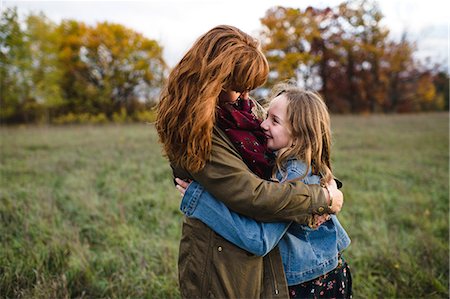 Mother and daughter hugging in meadow, Lakefield, Ontario, Canada Fotografie stock - Premium Royalty-Free, Codice: 649-08900922