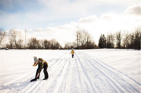 simsearch:649-08543407,k - Girl picking up mitten on snow-covered path, Lakefield, Ontario, Canada Stockbilder - Premium RF Lizenzfrei, Bildnummer: 649-08900940