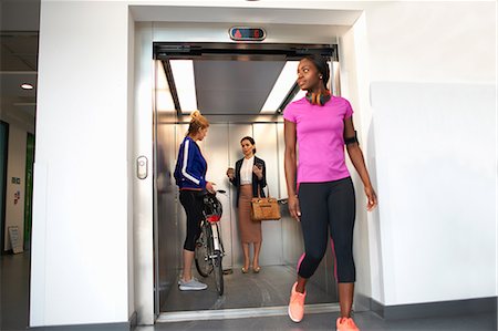 running shoe - Female colleagues taking office lift Photographie de stock - Premium Libres de Droits, Code: 649-08900953