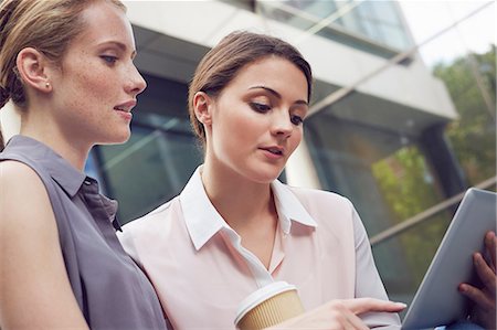 simsearch:649-08901059,k - Business women having discussion on coffee break, London, UK Photographie de stock - Premium Libres de Droits, Code: 649-08901059