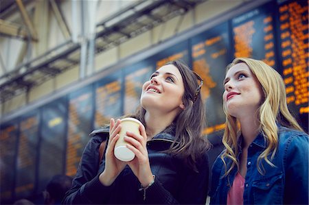 Women looking at departure information, London, UK Foto de stock - Sin royalties Premium, Código: 649-08901074