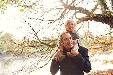 picture autumn london - Father carrying daughter on shoulders Stock Photo - Premium Royalty-Free, Code: 649-08901084