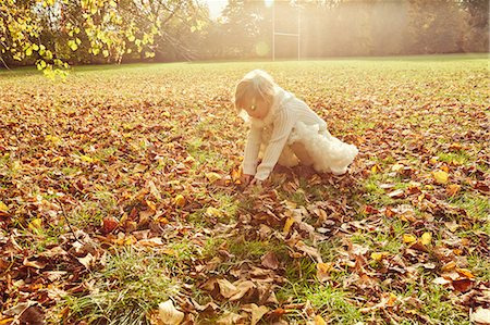 picture autumn london - Girl picking up autumn leaves Stock Photo - Premium Royalty-Free, Code: 649-08901103